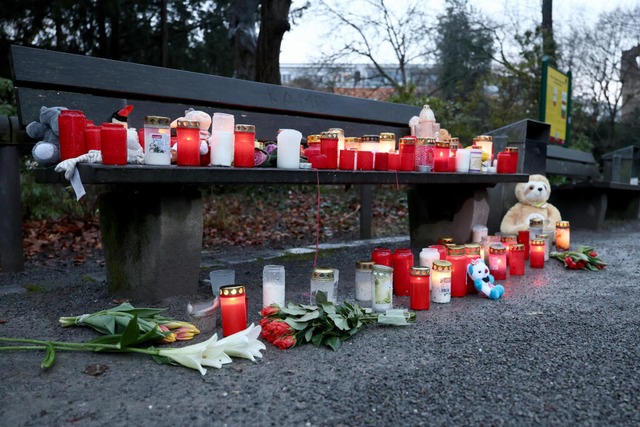 Aschaffenburg: Trauerkerzen, Blumen un...n einem Park am Tatort auf einer Bank.  | Foto: Daniel Lb (dpa)