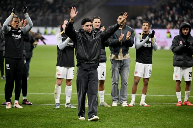 Abschied vom Publikum: Omar Marmoush winkt den Fans.  | Foto: Arne Dedert/dpa