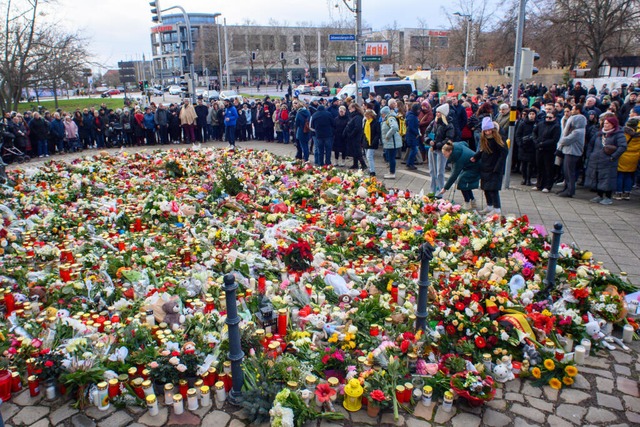 Viele Menschen haben nach dem Anschlag...e abgelegt, um ihrer Trauer zu zeigen.  | Foto: Klaus-Dietmar Gabbert (dpa)