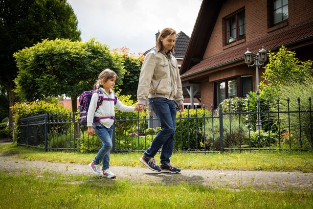 Den Schulweg kann man in den Ferien mi...an welchen Stellen man aufpassen muss.  | Foto: Christin Klose (dpa)