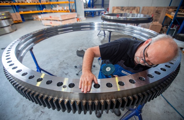 Ein Arbeiter, der ein Teil fr eine Windkraftanlage herstellt  | Foto: Jens Bttner (dpa)