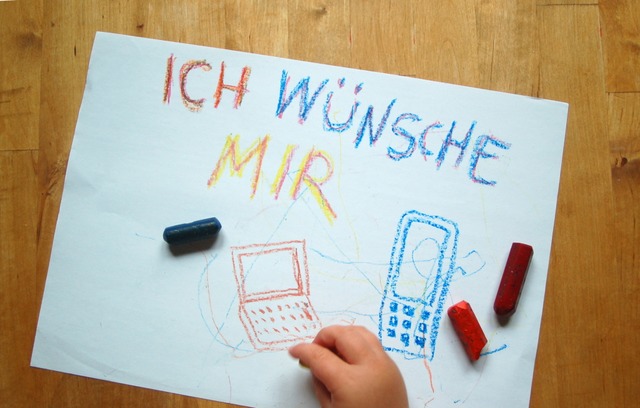 Kinder schreiben auf Wunschzettel, welche Geschenke sie wollen.  | Foto: thingamajiggs (stock.adobe)