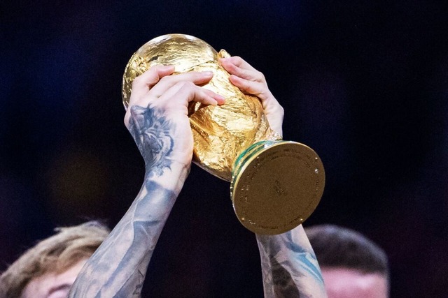 Um diesen Pokal geht es bei  einer Fuball-WM  | Foto: Tom Weller (dpa)