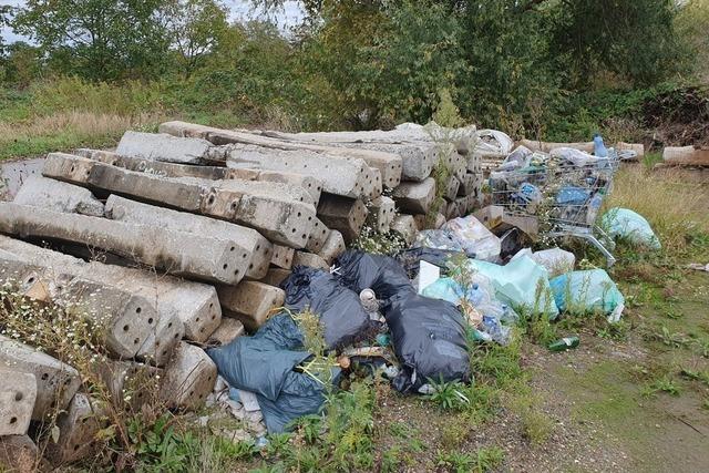 Illegale Camper in Neuenburg: Bahn zahlt Entsorgung und platziert Betonsteine