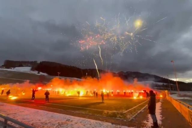 Nach der Randale durch Ultras beim FC Bernau will der Verein schnell ein neues Spielfeld errichten