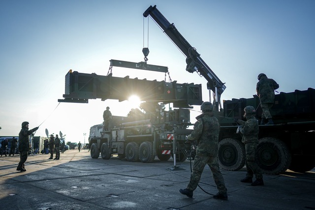 Soldaten der Bundeswehr verladen Raket...eszow stationiert wird. (Foto aktuell)  | Foto: Kay Nietfeld/dpa