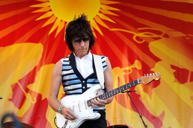 Jeff Beck gilt als einer der gro&szlig;artigsten Gitarristen der Musikgeschichte  | Foto: Gerald Herbert/AP