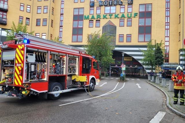 Brennende Elektro-Verteilung im Rheincenter in Weil am Rhein – Feuerwehreinsatz luft