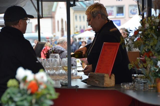 Kunsthandwerkermarkt fllt die Waldkircher Innenstadt