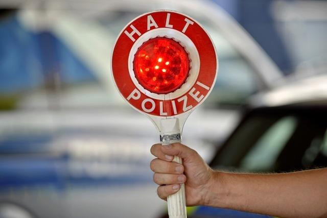 110 Verste: Polizei kontrolliert zu schnelle Auto- und Radfahrer in der Nhe von Freiburger Schulen