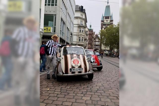 So kommt ein Riegeler mit seiner Isetta im SC-Freiburg-Look zum Bundeligaspiel gegen St. Pauli