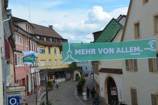 Mit einer Fahnenaktion richtet Emmendingen den Blick in die Markgrafenstrae