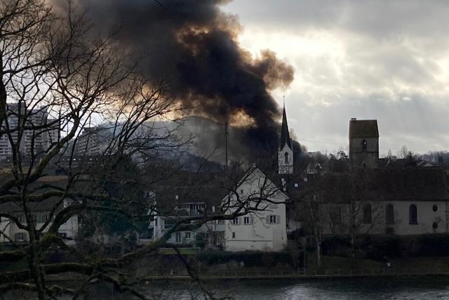 Grobrand bei Recyclingbetrieb in Kaiseraugst - Rauchsule ist weithin sichtbar