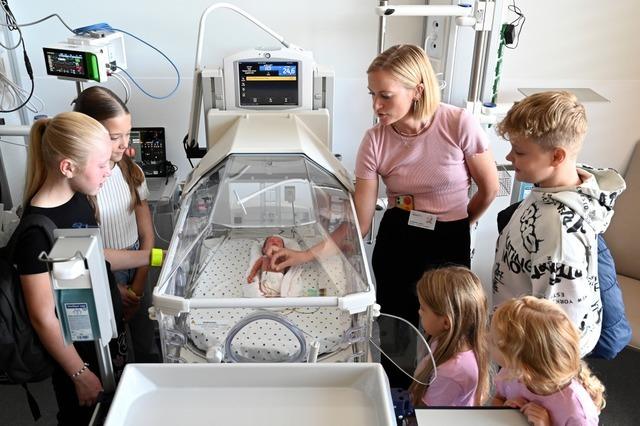 Beim Tag der offenen Tr strmen tausende Besucher in die neue Kinderklinik in Freiburg