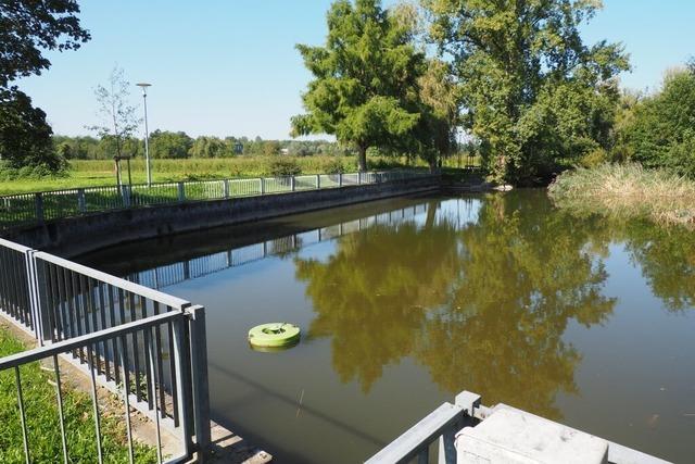 Verseuchter Schlamm wird aus dem Brandweiher im Weiler Ortsteil Mrkt entfernt