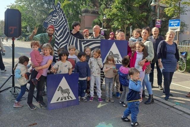 Forderung nach einem Zebrastreifen in Offenburg Oststadt mit Straenbesetzung unterstrichen