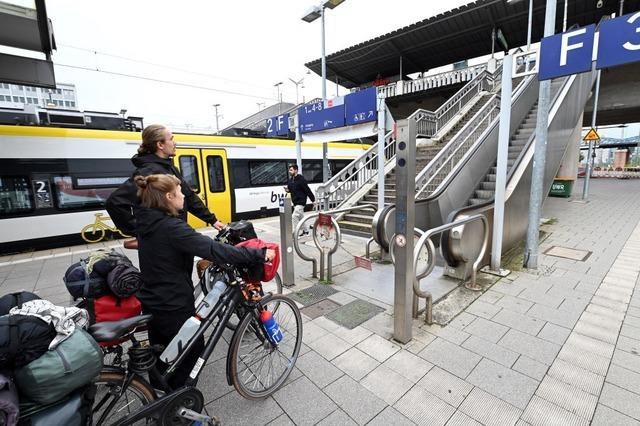 Kein Lift, keine Rolltreppe: Wie sich Bahnreisende am Freiburger Hauptbahnhof derzeit abmhen