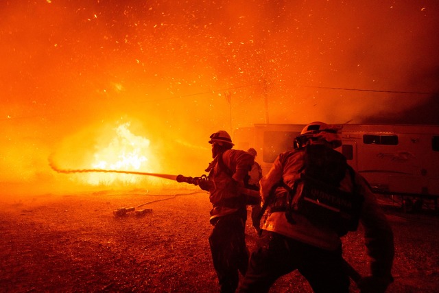 Ein neuer Fl&auml;chenbrand, der sich ...ende Menschen in die Flucht getrieben.  | Foto: Ethan Swope/AP/dpa