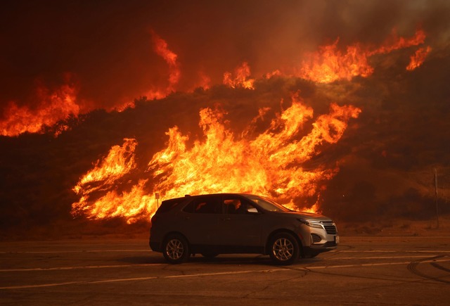 Ein Abschnitt von Highway 5, eine wich...Kalifornien, wurde zeitweise gesperrt.  | Foto: Ethan Swope/AP/dpa