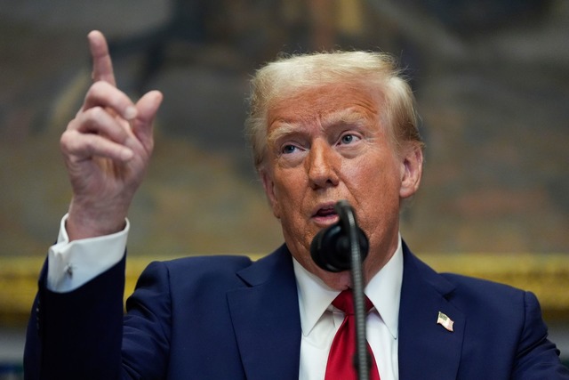 Donald Trump droht Kalifornien Hilfen aus Washington zu streichen. (Archivbild)  | Foto: Julia Demaree Nikhinson/AP/dpa