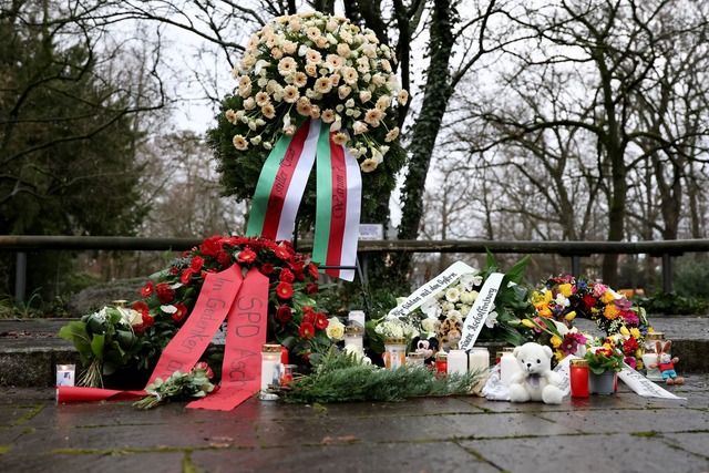 Menschen haben Blumen niedergelegt.  | Foto: Daniel L&ouml;b/dpa