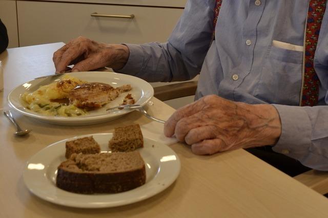 Caritas Breisgau-Hochschwarzwald gibt Essen auf Rdern in der Region ab