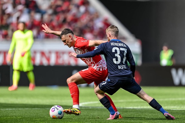 Jan-Niklas Beste im vergangenen Mai be...rg-Mittelfeldmann Maximilian Eggestein  | Foto: IMAGO/H. Langer