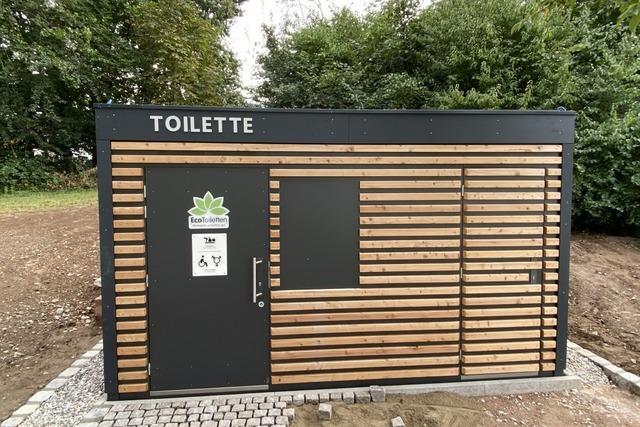 Seepark statt Vauban: Die kotoilette steht nun am Flckigersee in Freiburg