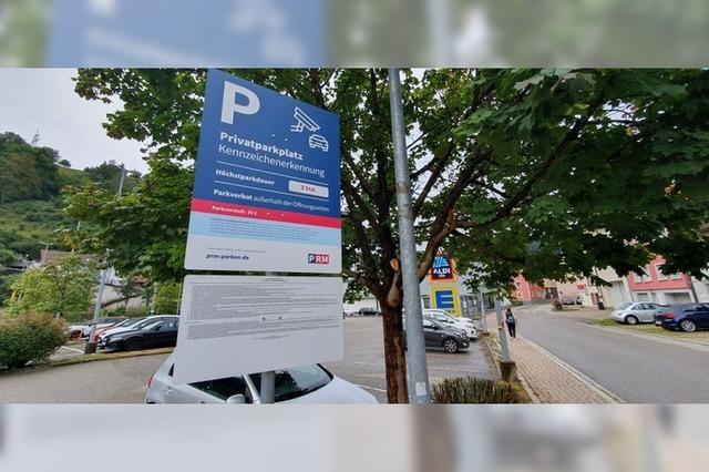 Auf dem Kundenparkplatz von Schmidts Markt und Aldi in Zell drohen seit Kurzem Knllchen – warum?