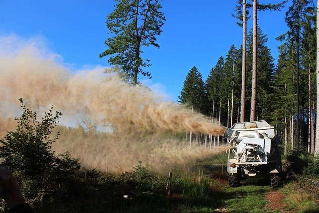 Im Kreis Emmendingen wird der Wald gekalkt - nach dem Auftakt in Biederbach sind Wlder in anderen Gemeinden dran