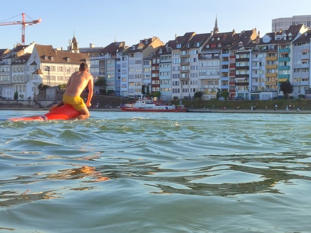 Bei optimalen Bedingungen fand am Dien...offzielle Basler Rheinschwimmen statt.  | Foto: Kathrin Ganter