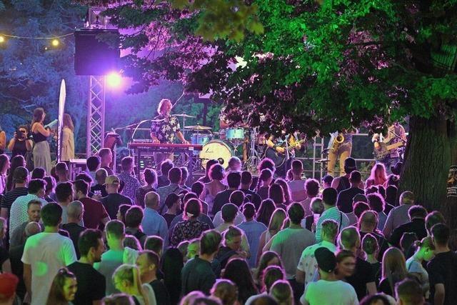 Security-Mitarbeiterin und Besucherin prgeln sich in Freiburg am Schlossbergfest