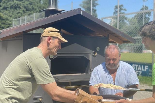 Beim ersten Backhaus-Tag in Freiburg-Kappel wurde der mobile Holzofen rege genutzt