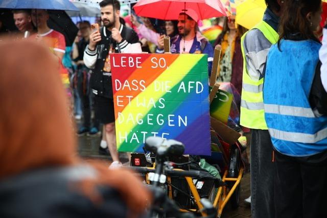 Der Freiburger CSD kann auch bei Regenwetter Menschenmassen mobilisieren