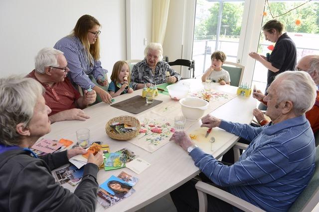 Beim Hitzeaktionstag der Freiburger AWO machen sich Senioren und Kinder einen coolen Tag