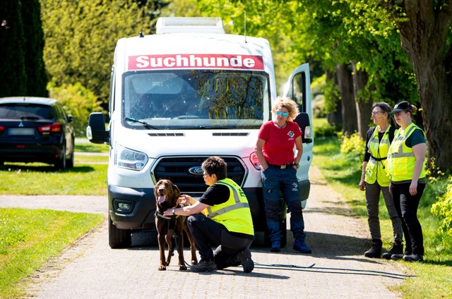 Lange hatten Helferinnen und Helfer, auch mit Hunden, nach dem ungen gesucht.  | Foto: Daniel Bockwoldt (dpa)