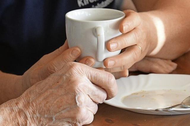 Warum diese Frauen auf dem Freiburger Hauptfriedhof zum Kaffee einladen