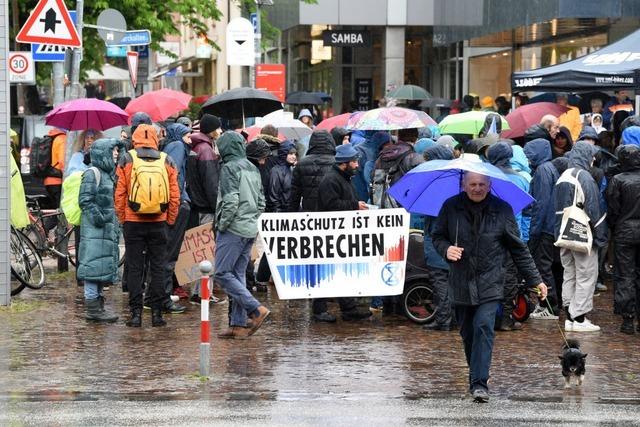 Letzte Generation verursacht Stau am Freiburger Hauptbahnhof