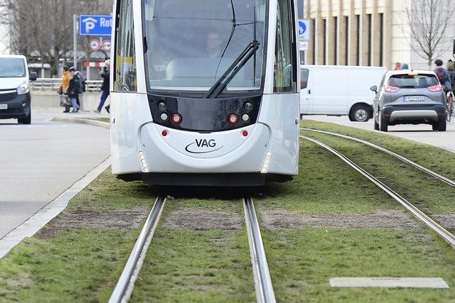 Erst prallt ein Fugnger spter ein Radler gegen Straenbahnen in Freiburg