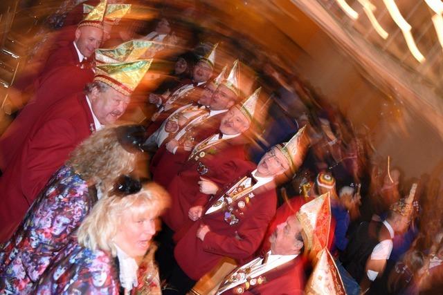 Die Kappensitzung der Breisgauer Narrenzunft in Freiburg zwischen Herrenwitz und Narretei