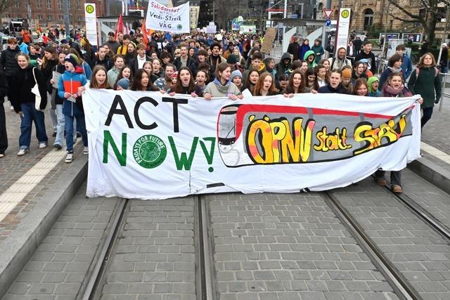 In Freiburg sind rund 800 Menschen dem Aufruf von Fridays for Future gefolgt und haben den VAG-Streik untersttzt