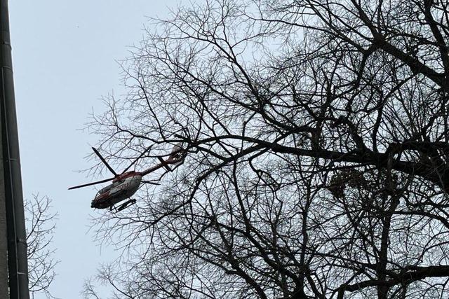 Sucheinsatz mit Hubschrauber an der Dreisam in Freiburg nach Surfbrett-Fund