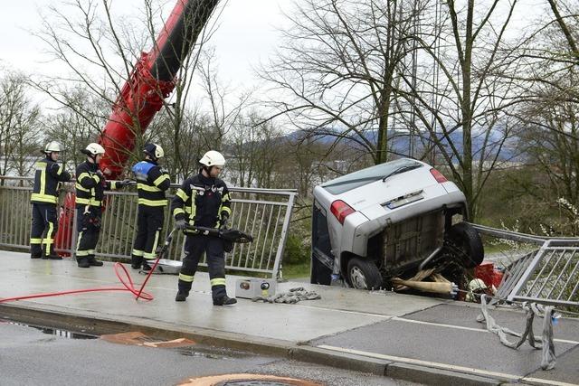 Kleintransporter kommt auf Freiburger Besanonallee ins Schlittern – und bleibt im Brckengelnder hngen