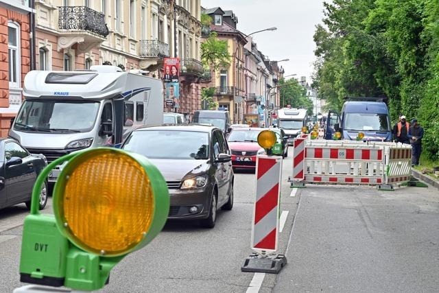 Die B31 in Freiburg ist hinter der Kronenbrcke ein Nadelhr