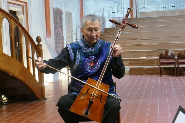 Ein mongolischer Musiker reist mit seiner Pferdekopfgeige um die ganze Welt. Zuhause ist er allerdings in Schwarzwald.