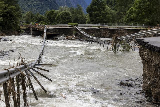 Autobahn A 13 durch die Alpen in der Schweiz nach Unwetter noch mehrere Wochen gesperrt