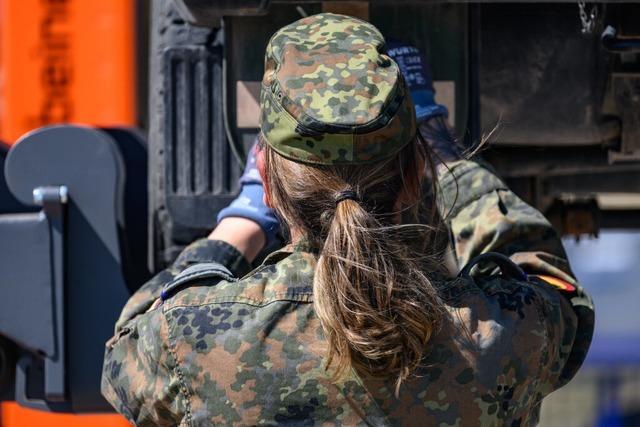 Debatte ber die Wehrplicht: Frauen sollten auch zum Bund