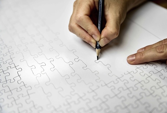 Die Teile fr ein Puzzle werden bei Ravensburger von Hand gezeichnet.  | Foto: Anja Koehler | Ravensburger Verlag GmbH