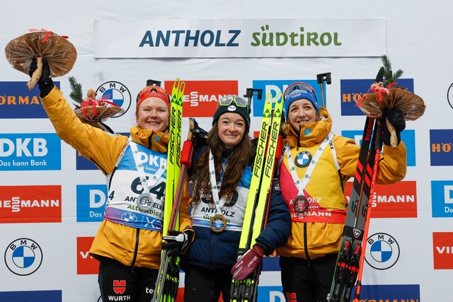 Selina Grotian (l) und Franziska Preu&...ml;ssen nur einer den Vortritt lassen.  | Foto: Alessandro Trovati/AP/dpa