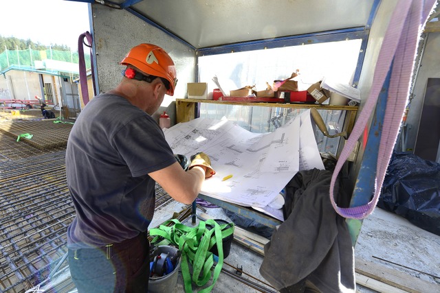 Die Baustelle ist eine logistische Herausforderung.  | Foto: Ingo Schneider